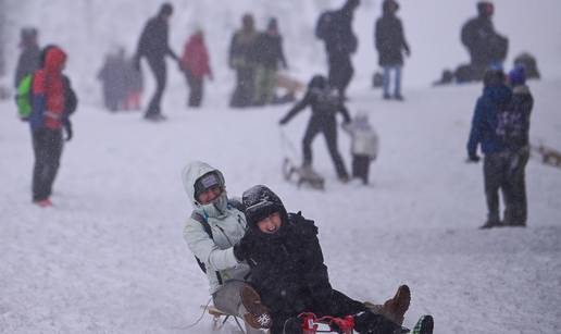 FOTO Zimska idila na Sljemenu: Neki se sanjkali, a nekima auto zapeo na putu prema gore!