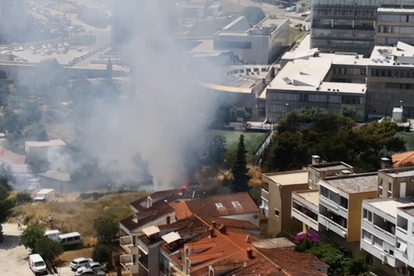 Požar pored splitskog kampusa: Gori trava, vatrogasci na terenu