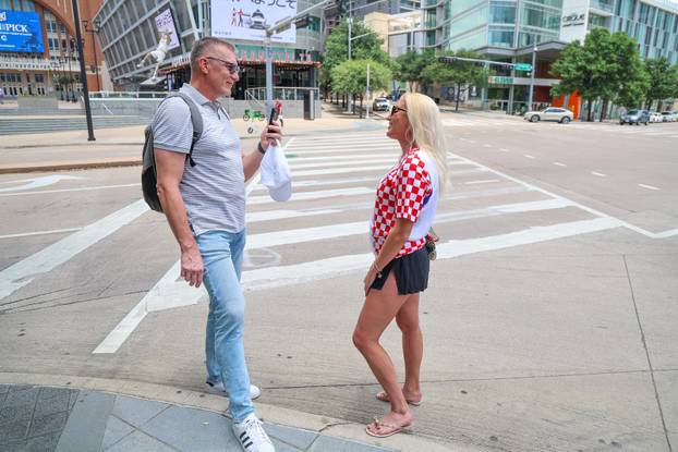 SP2026 Dallas: Atmosfera ispred hotela W gdje igrači trebaju izaći i otići na prvi trening u Dallasu