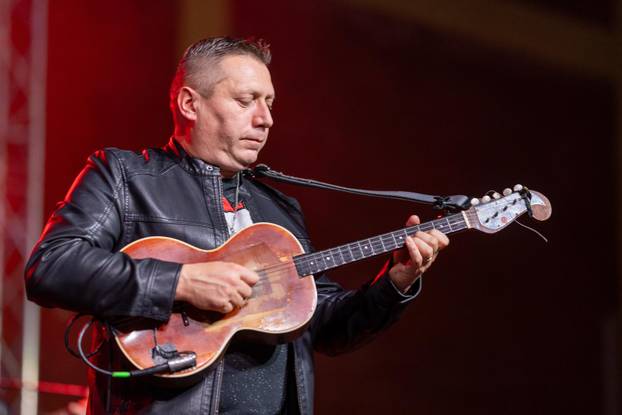 Županja: 13. božićni koncert Opće Opasnosti i prijatelja