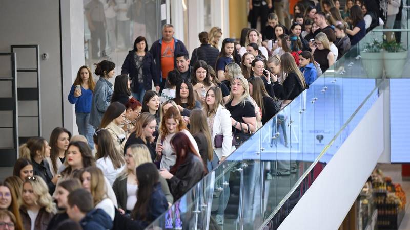FOTO Zagrepčanke od 8 ujutro čekaju u redu za Sephoru, neke u redu rješavaju zadaću...