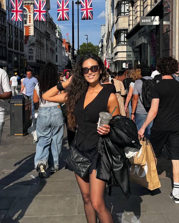 FOTO Fali li kome Liga prvaka? Ljubiteljica Hajduka ne može sakriti bujne obline na jahti...