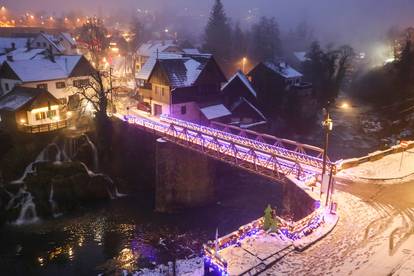 FOTO Zimska idila u Rastokama: Pogledajte kako biser slunjskog kraja izgleda u božićnom duhu