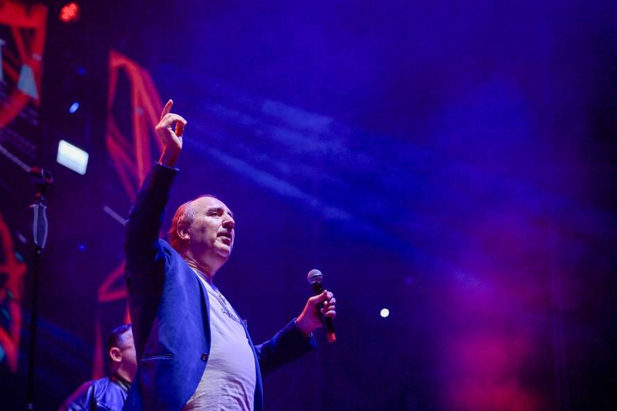 Frankfurt: Mladen Grdović pjevao u SUWAG Energie Areni