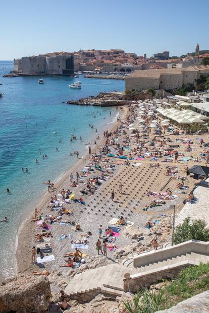 FOTO Stiže jesen, a na plaži u Dubrovniku se traži mjesto više!