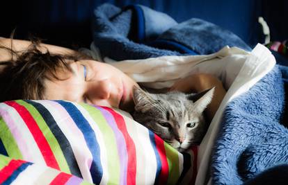 Zašto nam se mačke uvlače u krevet i spavaju nam na glavi?