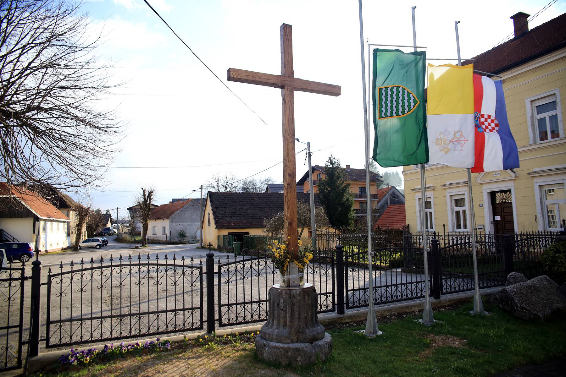 Devastirao baštinu: Župnik na stari sunčani sat montirao križ