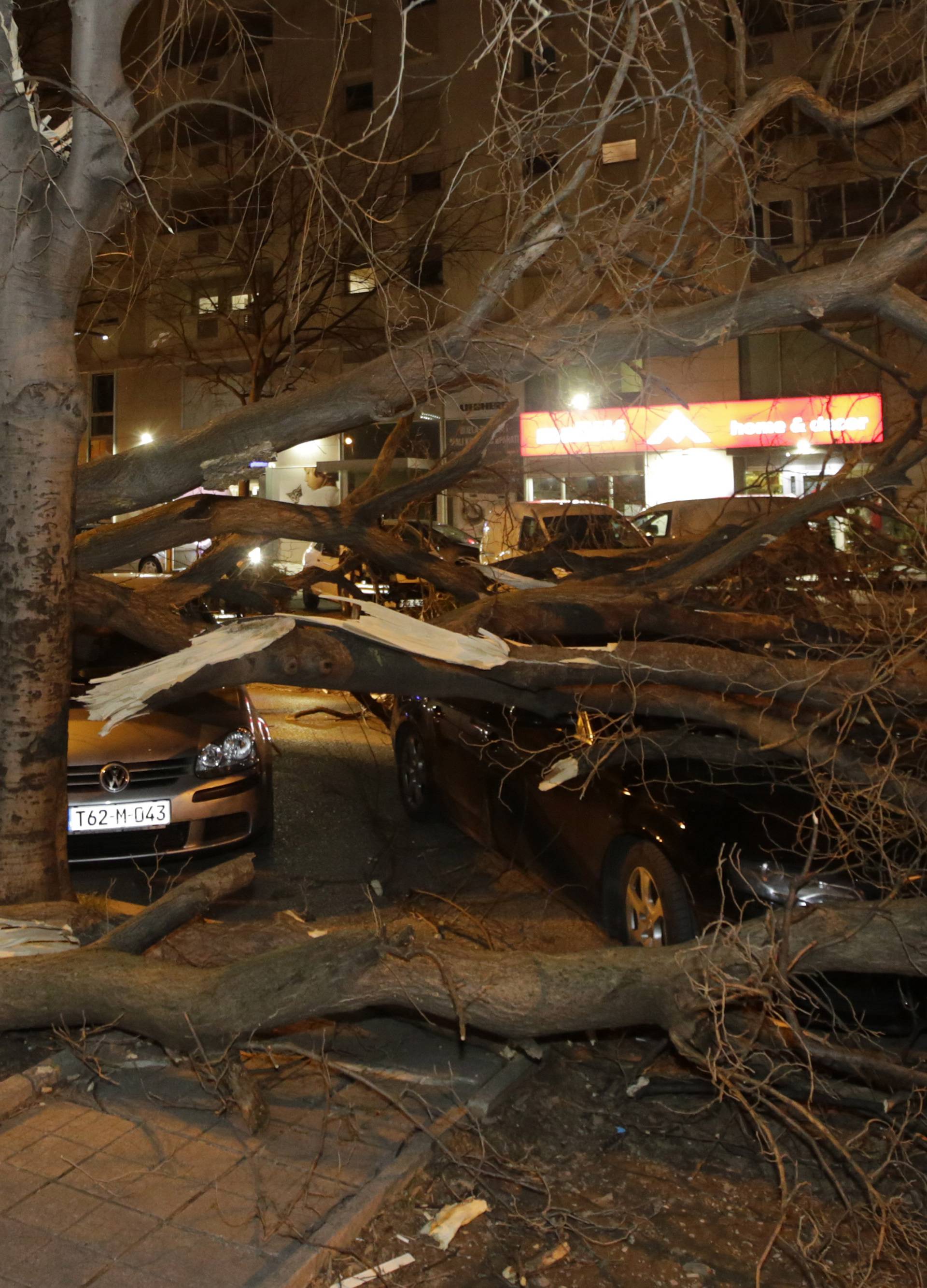 Olujni vjetar u Mostaru rušio sve pred sobom