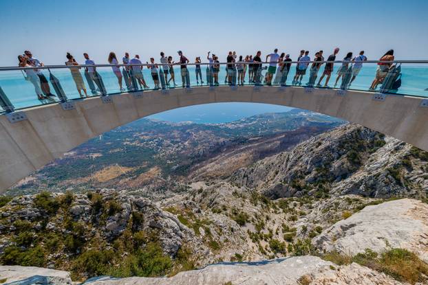 Brojni posjetitelji dovoljno su hrabri za obilazak Skywalka, vidikovca na Biokovu