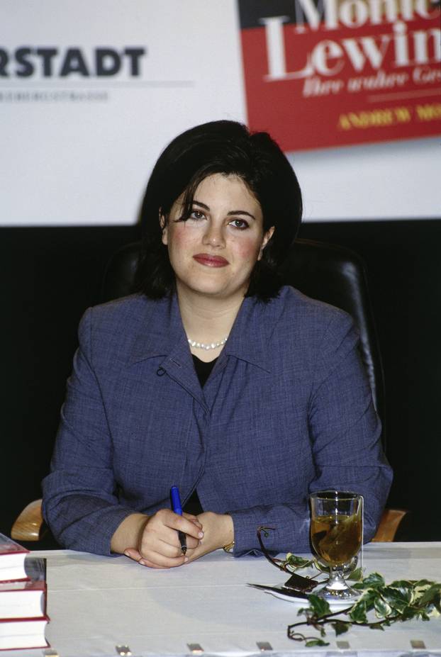 Lewinsky, Monica Samille, * 23.7.1973, US intern at the White House, half length, at autograph session during book launch, 1999,