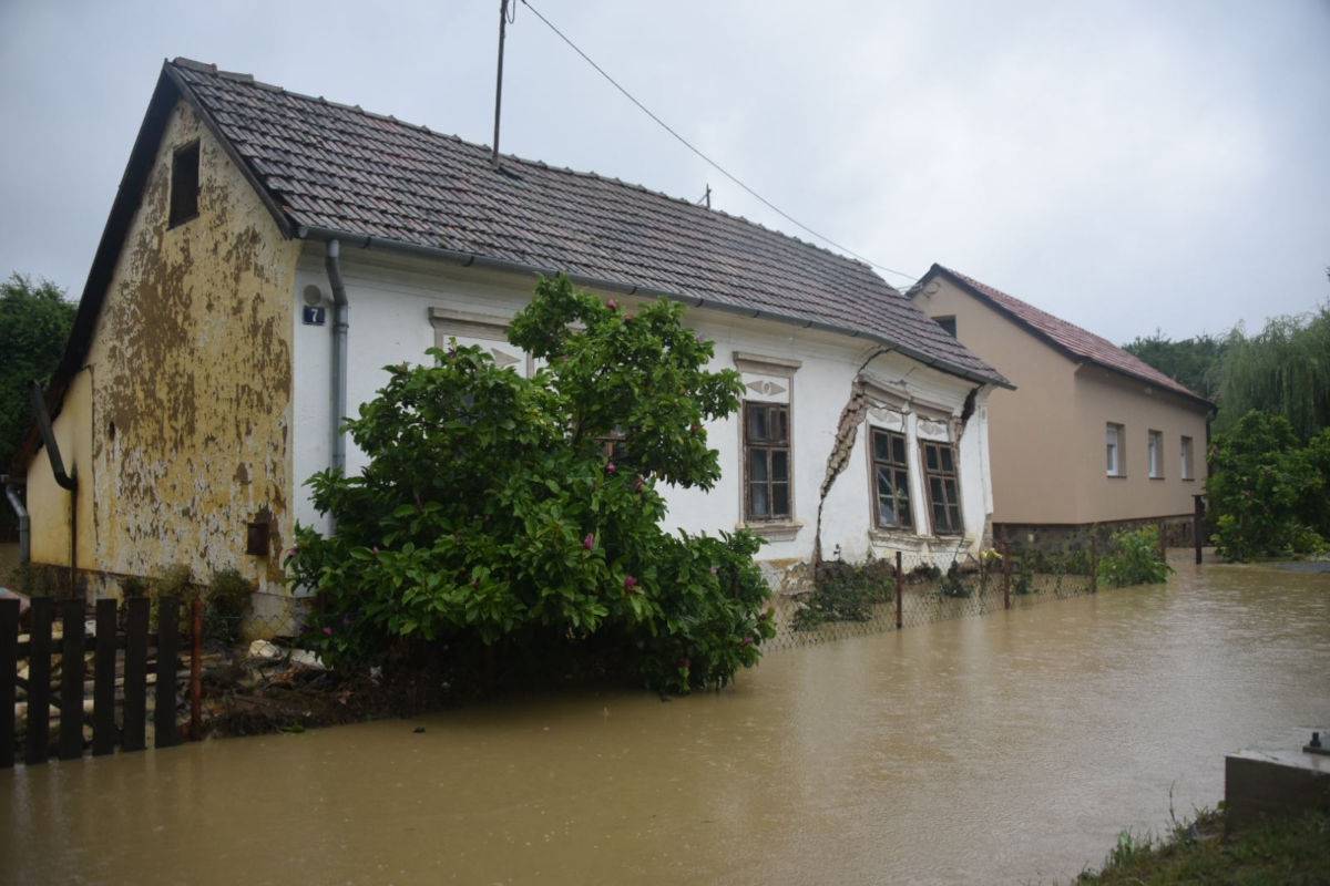 Potop na području Našica, sela i polja pod vodom: 'Starica je dva dana bila zarobljena u kući'