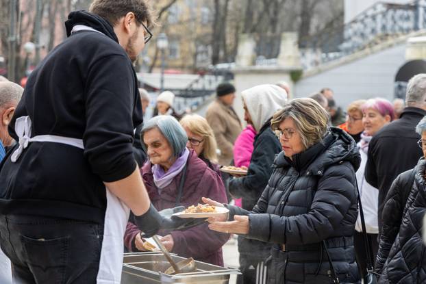 Pula:  500 besplatnih porcija “Lovačkog doručka” podjeljeno na slast prisutnim puljanima