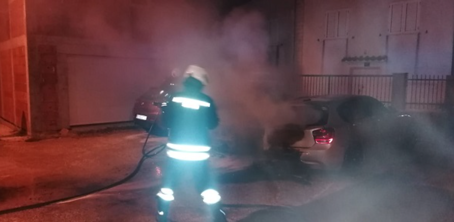 U Sinju su izgorjela dva BMW-a, vatra zahvatila i treći automobil