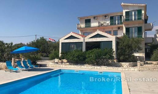 FOTO Kupite kuću s bazenom, a dobijete restoran u prizemlju, bazen i pogled na Rogoznicu!