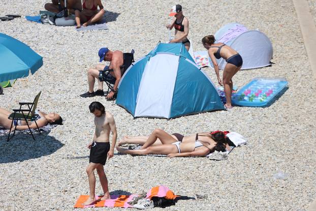 Rijeka: Kupači uživaju u kupanju i sunčanju na plaži Ploče na Kantridi