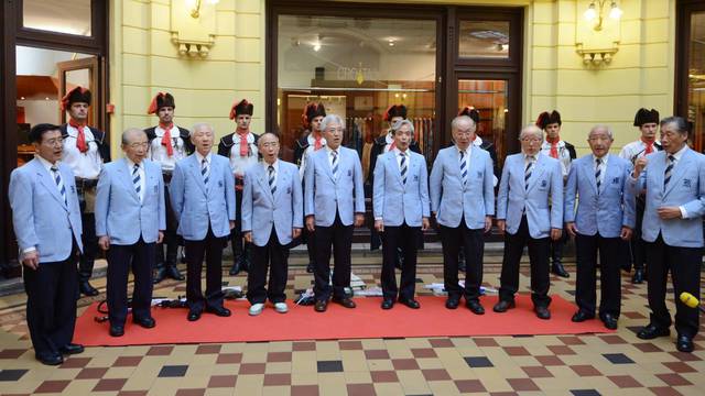 Zagreb: Japanski muški zbor u Oktogonu izveo ariju U boj, u boj!