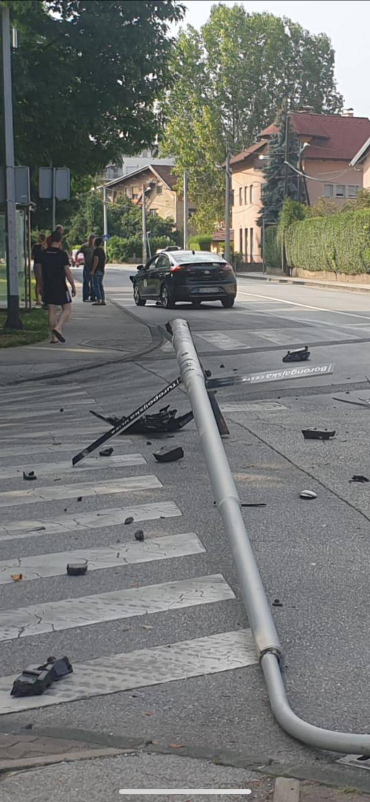 Zagreb: Autom je udario u stup