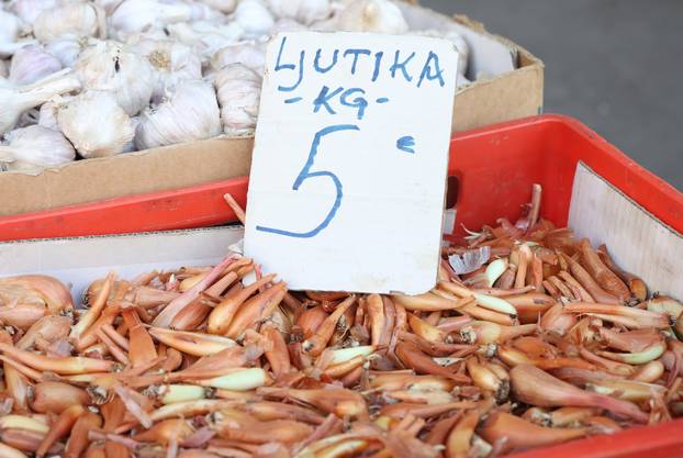 Šibenik: Bogata ponuda vo?a i povr?a na gradskoj tržnici