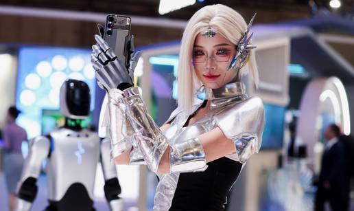 FOTO Robo-telefoni, futuristi&ccaron;ki gadgeti i mobiteli za ljubimce. Ovo su najlu&dstrok;i ure&dstrok;aji s MWC-a