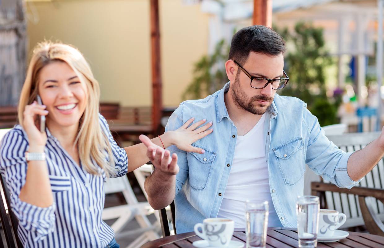 Moderni bonton: Online pravila, u kafiću, u gostima, o mobitelu