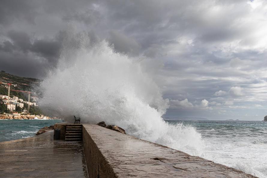 Dubrovnik: Potraga za tijelom muškarca kojeg su povukli valovi je obustavljena