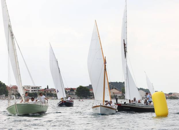 FOTO Čuvari stoljetne tradicije: Drveni brodovi utrkivali se na 'Regati za dušu i tilo' u Betini