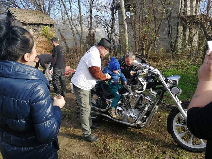 Brm, brmmm: Malom Andreju pomogli oko nove kuće pa ga posjeli na motor, oduševio se