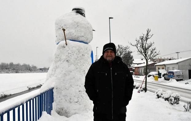 VIDEO Još jedan mega snjegović niknuo u Slavoniji. Visok je tri i pol metra i postao hit u Brodu