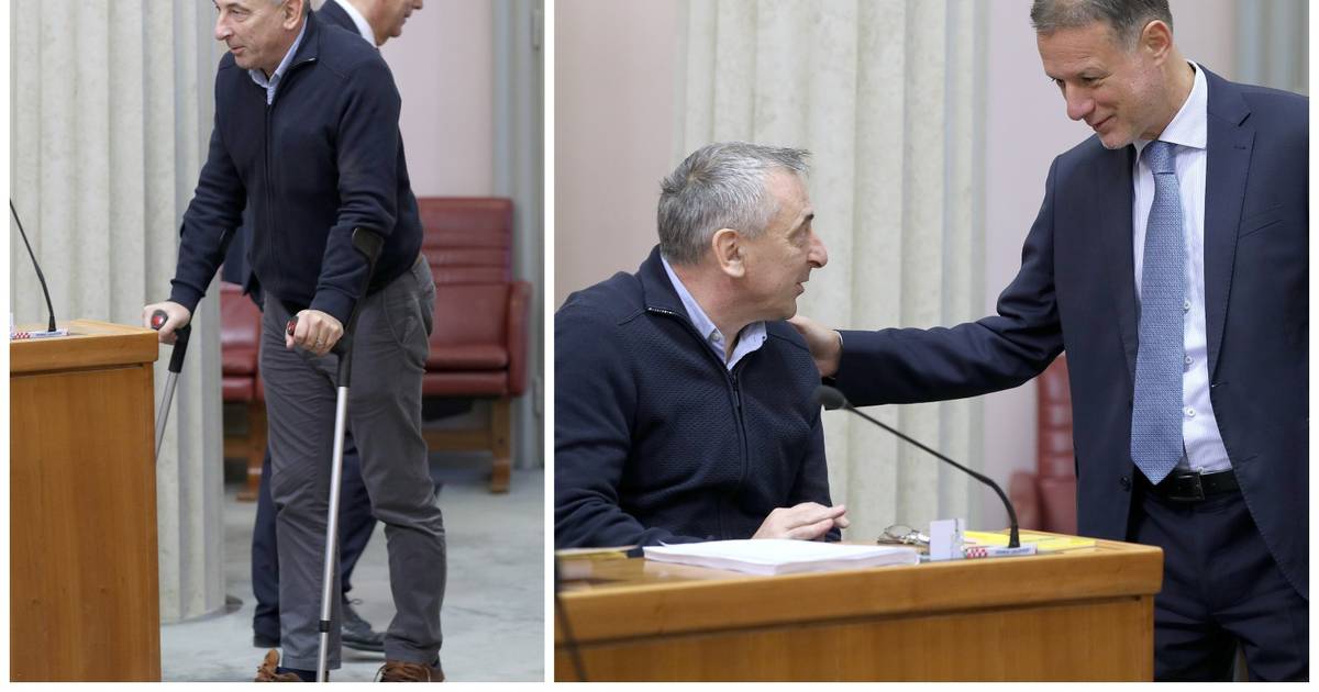 HNS’s Predrag Štromar arrives at Parliament on crutches after hip surgery