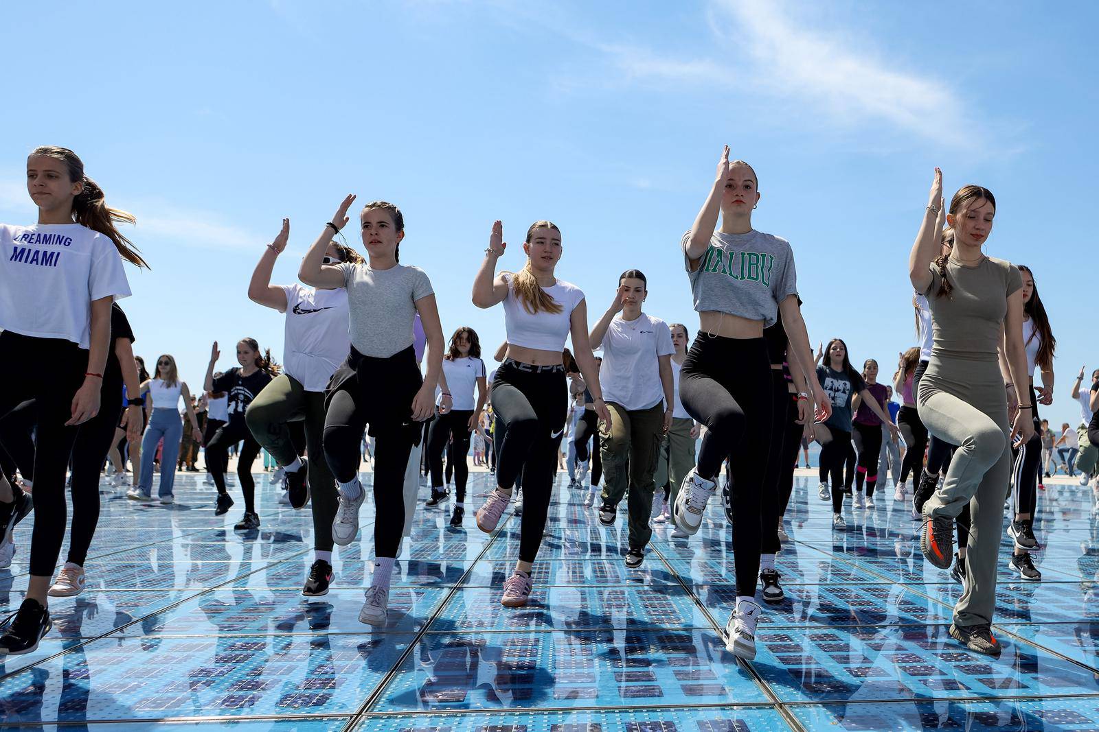 Zadar: Na Pozdravu suncu se plesalo u Rim Tim Tagi Dim ritmu