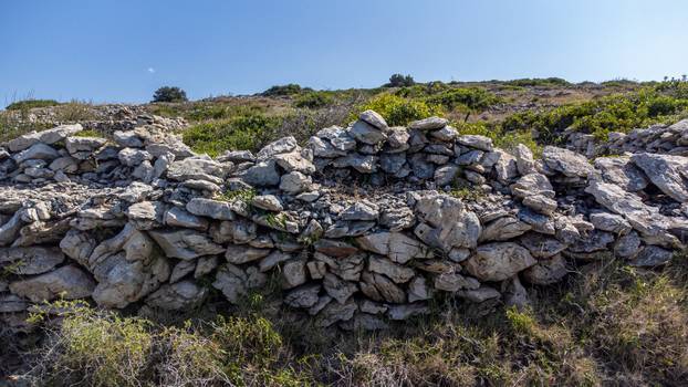 Otok Bavljenac izgleda kao divovski otisak prsta i nezaobilazna je atrakcija u šibenskom arhipelagu