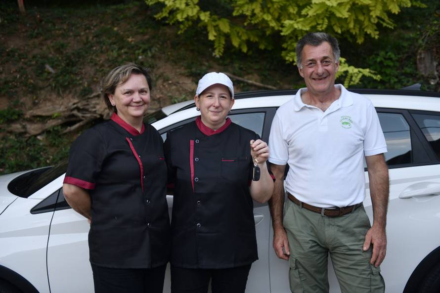 Zvečaj: Kuharica od gazde dobila auto na poklon za 20 godina rada