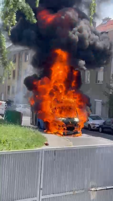 VIDEO Požar u Zagrebu: ZET-ov bus kod bolnice u Vinogradskoj guta plamen, oštećena dva auta