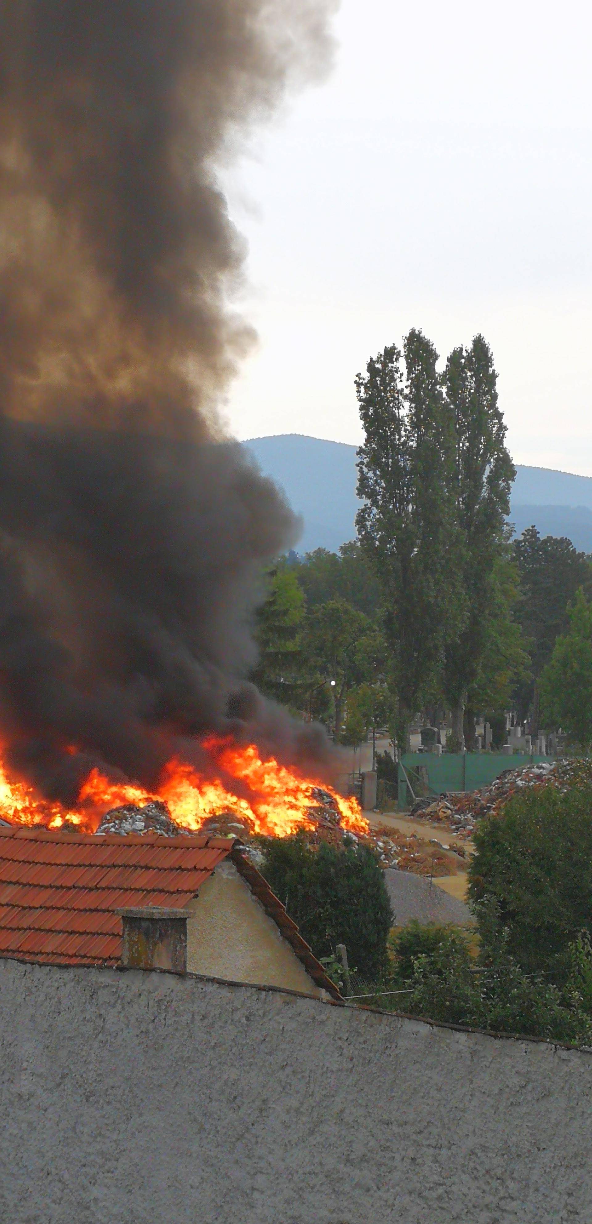 Ugasili su vatru kraj Mirogoja: Gusti crni dim prepao građane