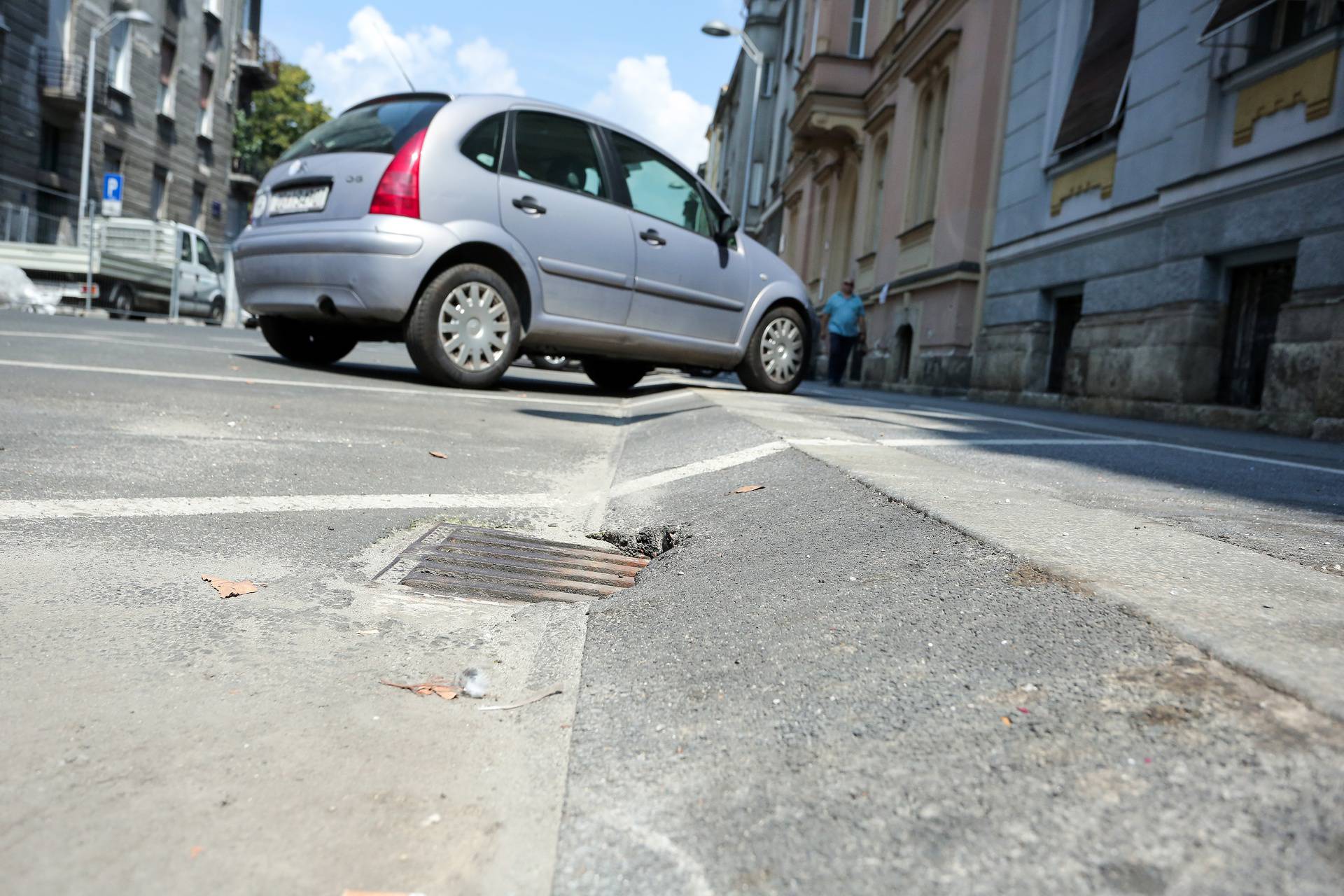 Zagreb: Dio šahtova ostao začepljen nakon obnove asfalta u Haulikovoj ulici