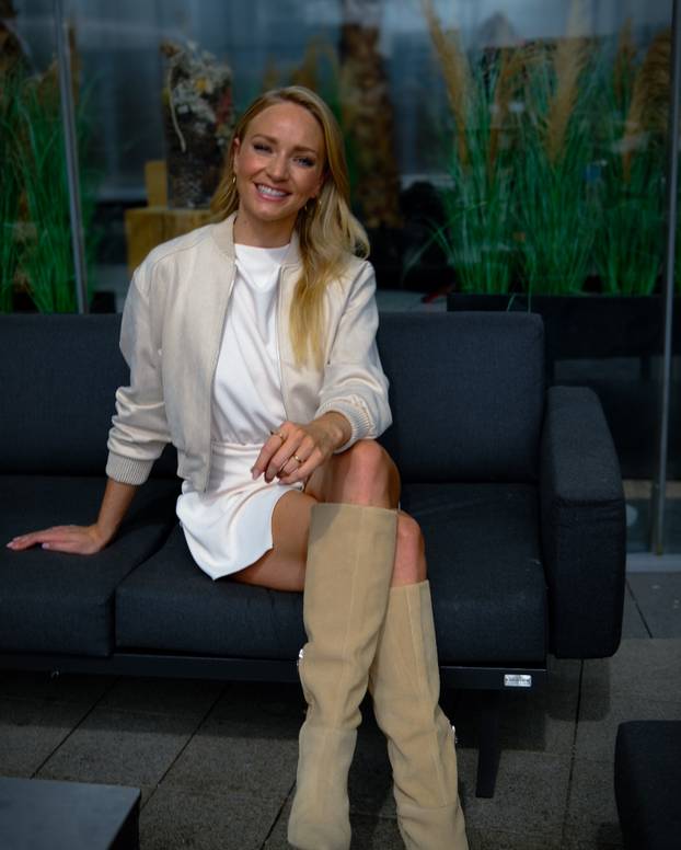 FOTO Napravila gaf uživo koji je obišao Europu. Atraktivna TV voditeljica ljubi Kovačeva šefa