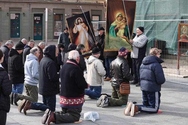 Dok u Osijeku jedni mole, drugi pak redovito u prosvjedu