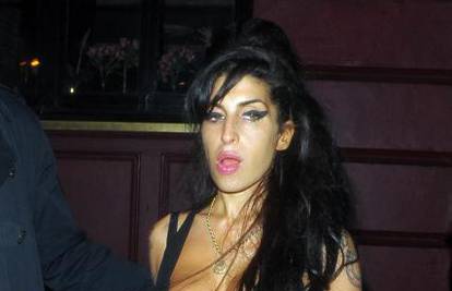 Amy Winehouse golih grudi je dijelila gumene bombone
