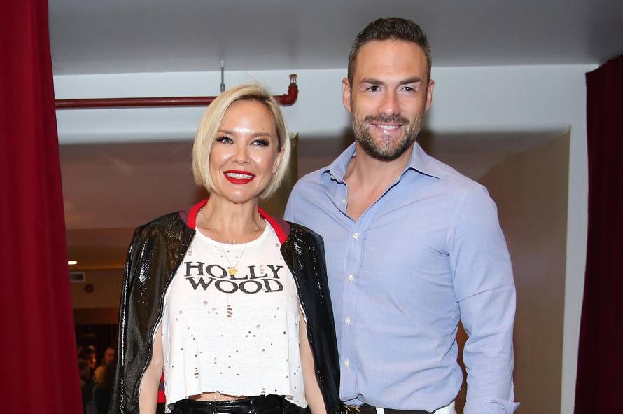 Mikrofon Maje Šuput govori svim kupcima da ih jako voli...