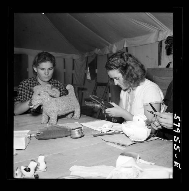 FOTO Pogledajte kako su Hrvati živjeli u El Shattu: U izbjeglištvu su slikali, svirali, radili igračke