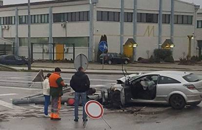 Zbog neprilagođene brzine sletio s ceste i srušio semafor