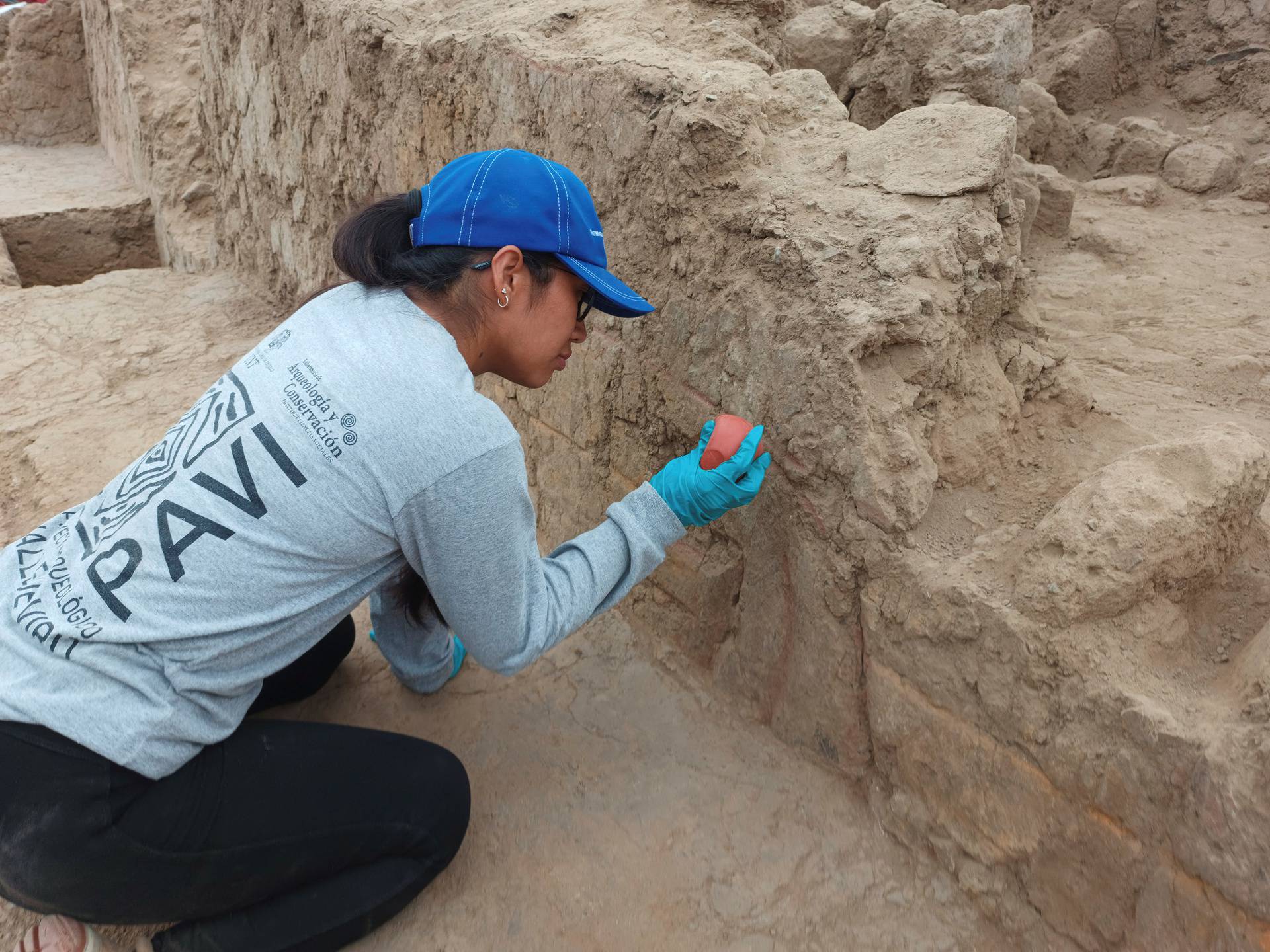 Ancient 4,500-year-old polychrome wall found in Peru