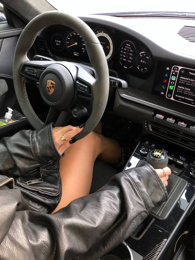 FOTO Ljubiteljica snažnih i brzih automobila osvaja mreže: Bikini spaja s konjskim snagama