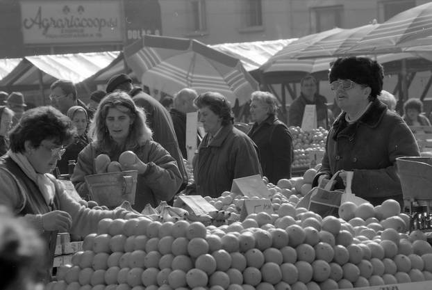 Zagreb: Ponuda voća i povrća na tržnici Dolac