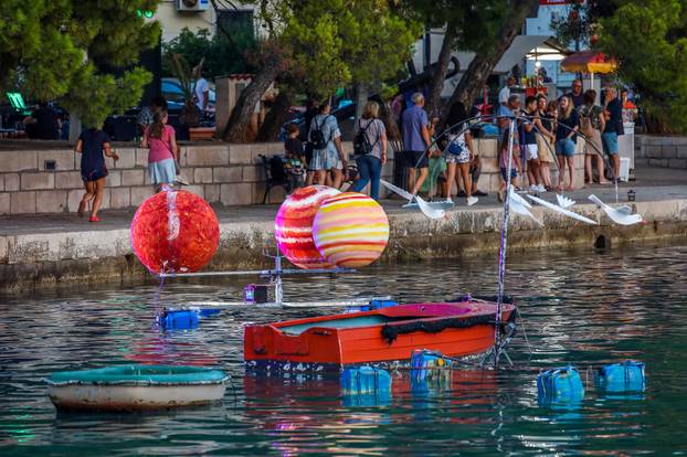 Fažana: Riva pretvorena u galeriju umjetničkih instalacija posvećenih plavetnilu mora