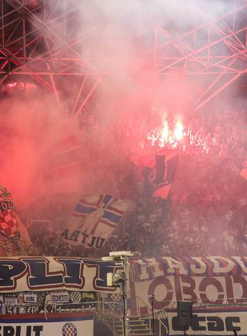 Zbog bakljade prekinuta utakmica izme&dstrok;u Hajduka i Ajaxa