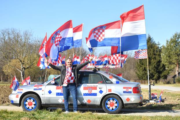 Navijač iz Međimurja svoj Audi ukrasio sa 60 hrvatskih zastava i krenuo u Zagreb na doček rukometaša