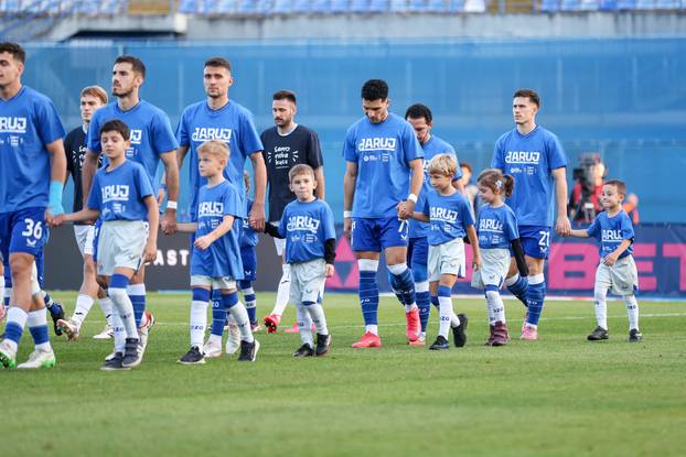 Igrači Dinama i Rijeke s djecom na terenu u sklopu humanitarne akcije "Daruj otkucaj života"