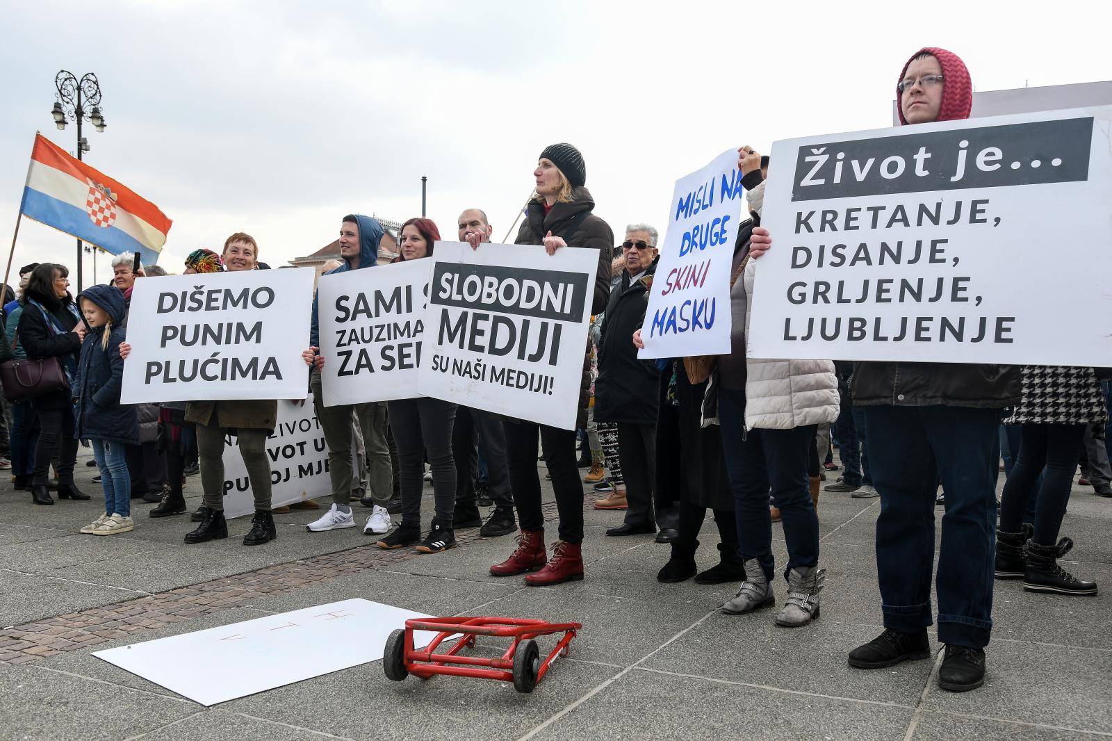 Prosvjedi protiv maski u pet hrvatskih gradova: 'Vratite nam gripu. NE brnjicama, nismo psi'