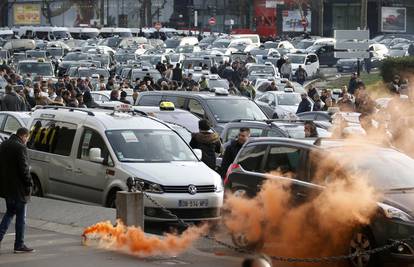 Prosvjed u Parizu: Zapaljene gume, suzavac i opći kaos...